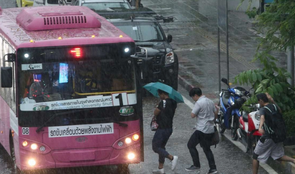 泰国曼谷等多地迎来暴雨突击