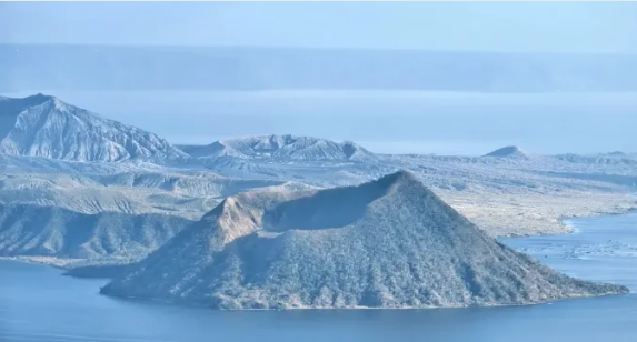 菲律宾火山：大地深处的炽热奇观