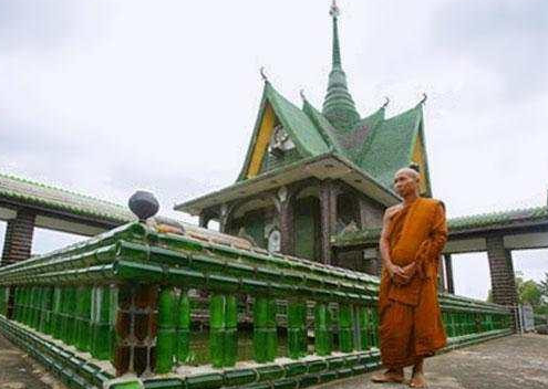 泰国万瓶寺一浮屠坍塌