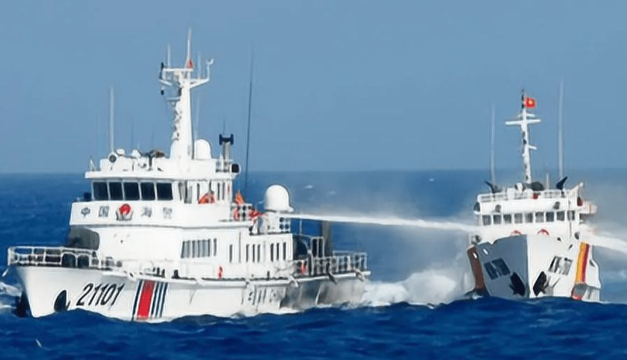 菲律宾海警向黄岩岛海域安顿两艘船舶